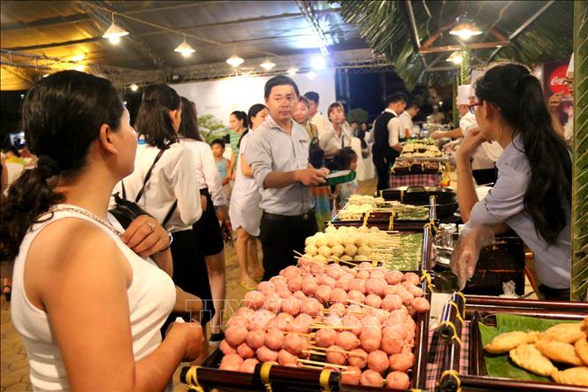 Trong ảnh: Một gian hàng tại liên hoan. Ảnh: Nguyễn Thanh – TTXVN