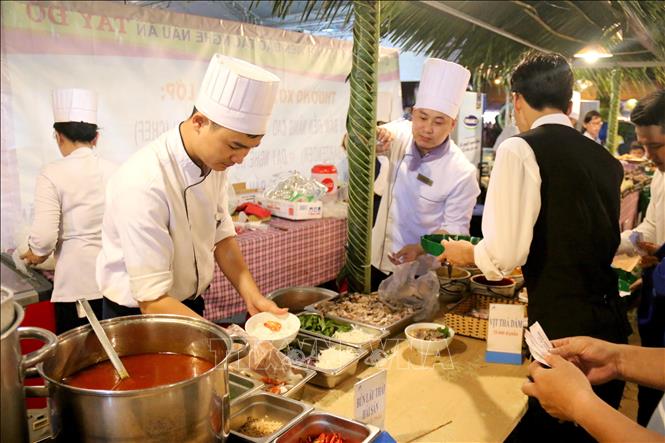 Trong ảnh: Một gian hàng tại liên hoan. Ảnh: Nguyễn Thanh – TTXVN