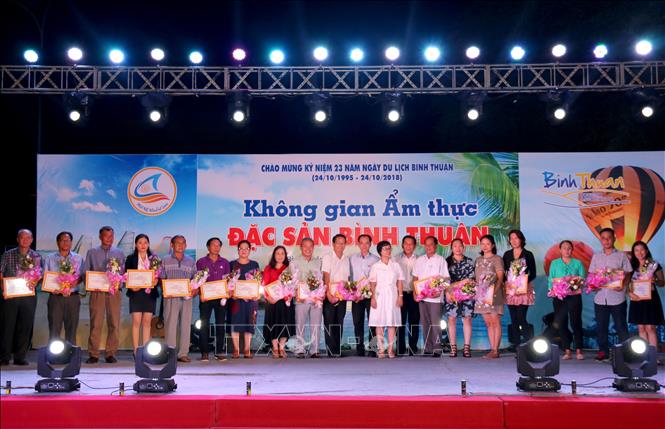 Trong ảnh: Ban tổ chức trao giấy chứng nhận cho các đơn vị tham gia Liên hoan ẩm thực đặc sản Bình Thuận năm 2018. Nguyễn Thanh – TTXVN