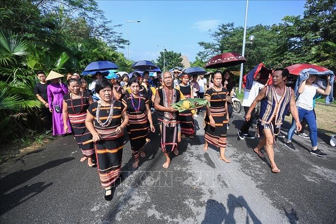 Trong ảnh: Già làng cùng người dân trong buôn làng Xơ Đăng đi lấy nước về mừng lúa mới. Ảnh: Trọng Đạt - TTXVN
