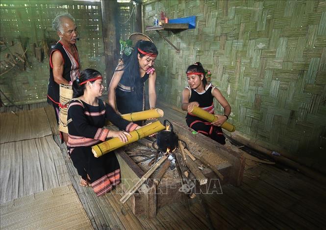 Trong ảnh: Những ống nứa chứa nước được mang về bếp đun nước để uống mừng lúa mới về nhà rông. Ảnh: Trọng Đạt - TTXVN