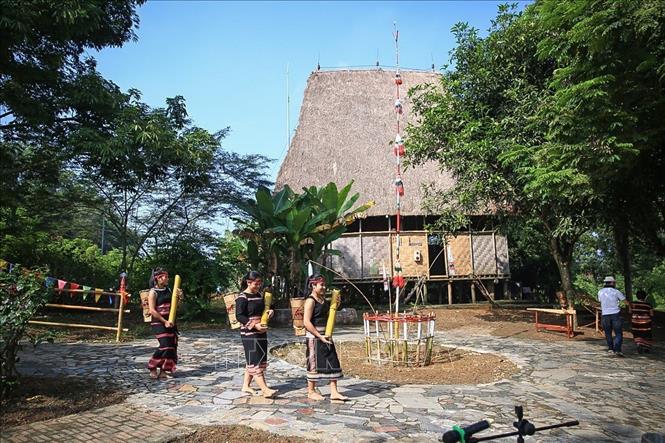 Trong ảnh: Ba cô gái được buôn làng chọn để đi lấy nước trong buổi lễ mừng lúa mới. Ảnh: Trọng Đạt - TTXVN