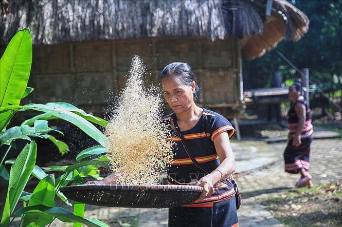 Trong ảnh: Hình ảnh quen thuộc của những người phụ nữ trong buôn làng vào các ngày lễ hội. Ảnh: Trọng Đạt - TTXVN