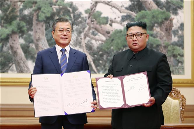 Trong ảnh: Nhà lãnh đạo Triều Tiên Kim Jong-un (phải) và Tổng thống Hàn Quốc Moon Jae-in tại hội nghị thượng đỉnh lần 3 ở Bình Nhưỡng ngày 19/9/2018. Ảnh: AFP/ TTXVN