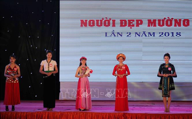 Trong ảnh: Phần thi Chung kết người đẹp Mường Lự tại đêm bế mạc. Ảnh: Quý Trung – TTXVN