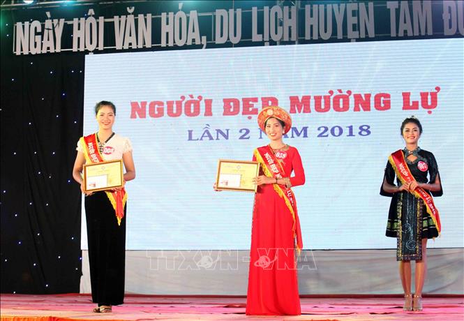 Trong ảnh: Ban tổ chức trao giải cho các thí sinh tham gia Hội thi người đẹp Mường Lự. Ảnh: Quý Trung - TTXVN
