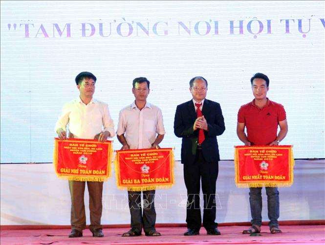 Trong ảnh: Chủ tịch UBND huyện Tam Đường Từ Hữu Hà trao giải Nhất, Nhì, Ba toàn đoàn cho các xã. Ảnh: Quý Trung – TTXVN