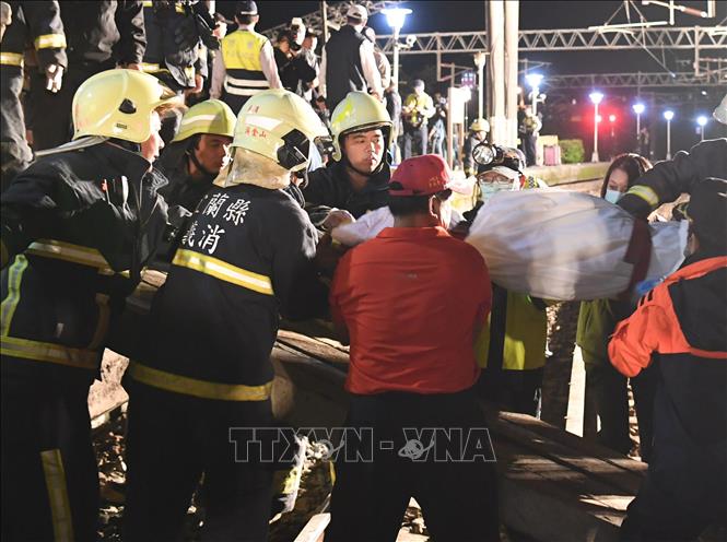 Trong ảnh: Lực lượng cứu hộ chuyển thi thể nạn nhân tại hiện trường vụ tai nạn trật bánh tàu hỏa ở Nghi Lan, Đài Loan (Trung Quốc) ngày 21/10/2018. Ảnh: THX/ TTXVN