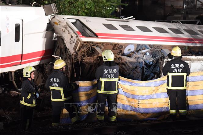 Trong ảnh: Lực lượng cứu hộ làm nhiệm vụ tại hiện trường vụ tai nạn trật bánh tàu hỏa ở Nghi Lan, Đài Loan (Trung Quốc) ngày 21/10/2018. Ảnh: THX/ TTXVN