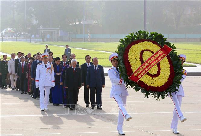 Trong ảnh: Các đại biểu Quốc hội đặt vòng hoa và vào Lăng viếng Chủ tịch Hồ Chí Minh. Ảnh: Dương Giang - TTXVN