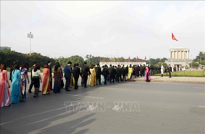 Trong ảnh: Các đại biểu Quốc hội khóa XIV vào Lăng viếng Chủ tịch Hồ Chí Minh. Ảnh: TTXVN