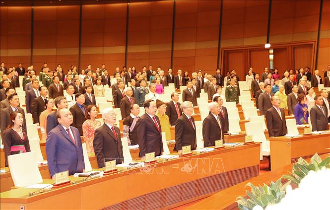 Trong ảnh: Các đồng chí lãnh đạo, nguyên lãnh đạo Đảng, Nhà nước và các đại biểu Quốc hội thực hiện nghi thức chào cờ. Ảnh: Trọng Đức - TTXVN