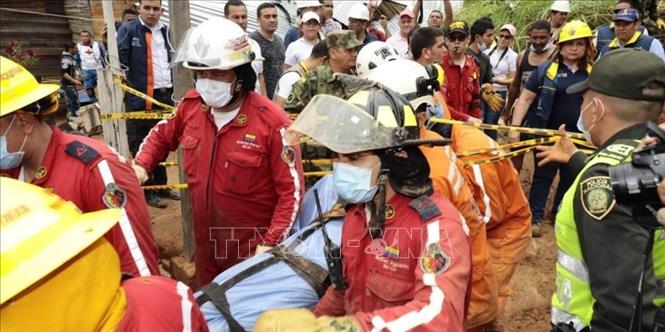 Trong ảnh: Lực lượng cứu hộ chuyển thi thể nạn nhân tại hiện trường vụ lở bùn ở Barrancabermeja, Colombia ngày 21/10/2018. Ảnh: Eltiempo/ TTXVN