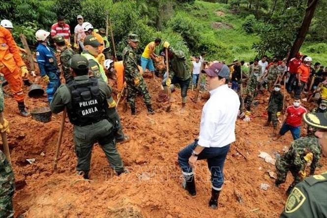 Trong ảnh: Lực lượng cứu hộ tìm kiếm nạn nhân tại hiện trường vụ lở bùn ở Barrancabermeja, Colombia ngày 21/10/2018. Ảnh: Reuters/ TTXVN