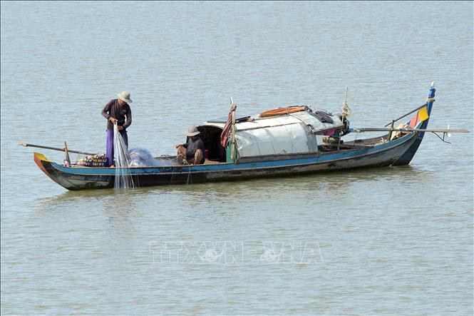 Trong ảnh: Ngư dân đánh bắt cá trên sông Mekong chảy qua tỉnh Kandal, Campuchia. Ảnh: AFP/TTXVN