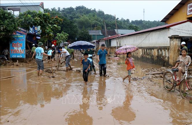Trong ảnh: Người dân xã Nghĩa Đô, huyện Bảo Yên khắc phục hậu quả sau mưa lũ. Ảnh: Quốc Khánh - TTXVN