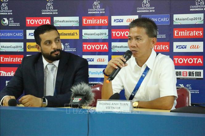 Trong ảnh: HLV Hoàng Anh Tuấn (bên phải) trả lời họp báo sau trận thua U19 Australia. Ảnh: Hải Ngọc -TTXVN