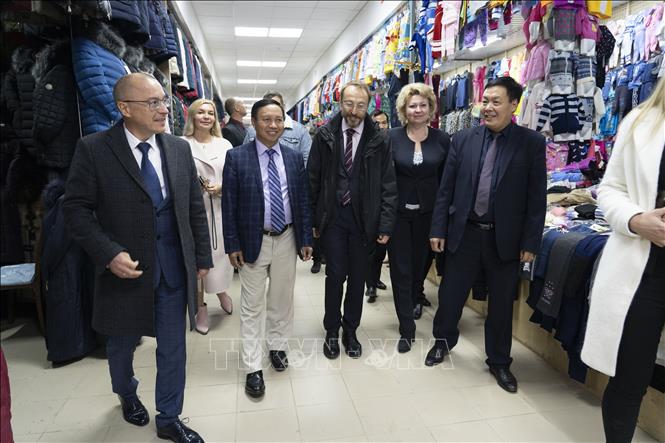 Trong ảnh: Đại sứ Ngô Đức Mạnh thăm cơ sở kinh doanh của người Việt Nam tại Ulyanovsk. Ảnh Dương Trí-TTXVN
