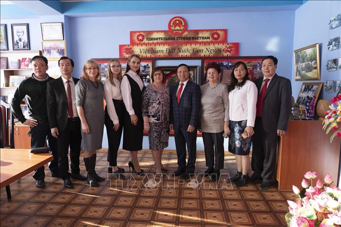 Trong ảnh: Đại sứ Ngô Đức Mạnh cùng đoàn công tác đến thăm Phòng Lưu niệm Hồ Chí Minh tại thành phố Ulyanovsk. Ảnh: Dương Trí - PV TTXVN tại Nga
