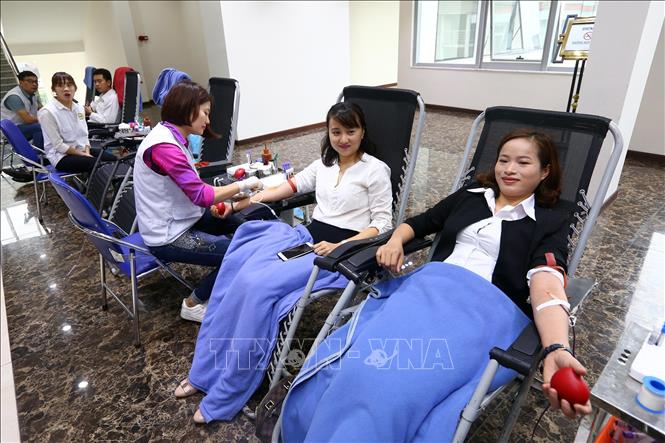 Trong ảnh: Cán bộ, nhân viên Ngân hàng thương mại cổ phần Đầu tư và Phát triển Việt Nam tham gia hiến máu. Ảnh: Danh Lam – TTXVN