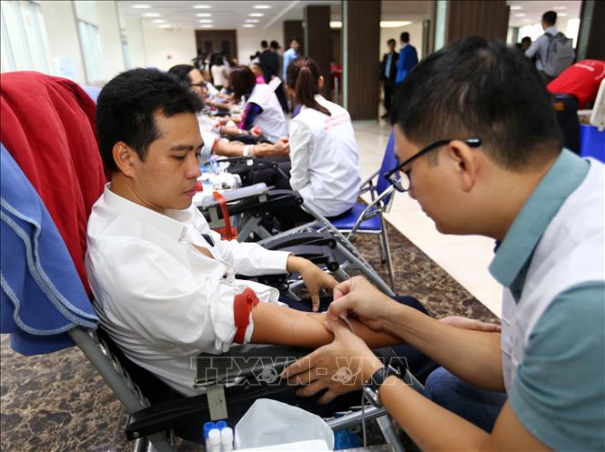 Trong ảnh: Cán bộ, nhân viên Ngân hàng thương mại cổ phần Đầu tư và Phát triển Việt Nam tham gia hiến máu. Ảnh: Danh Lam – TTXVN