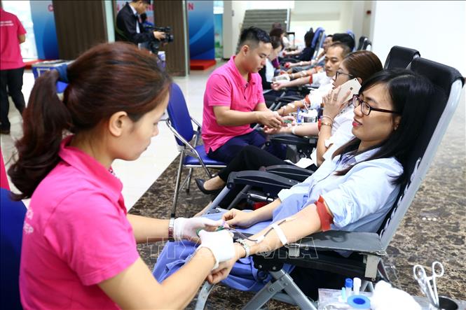 Trong ảnh: Cán bộ, nhân viên Ngân hàng thương mại cổ phần Đầu tư và Phát triển Việt Nam tham gia hiến máu. Ảnh: Danh Lam – TTXVN