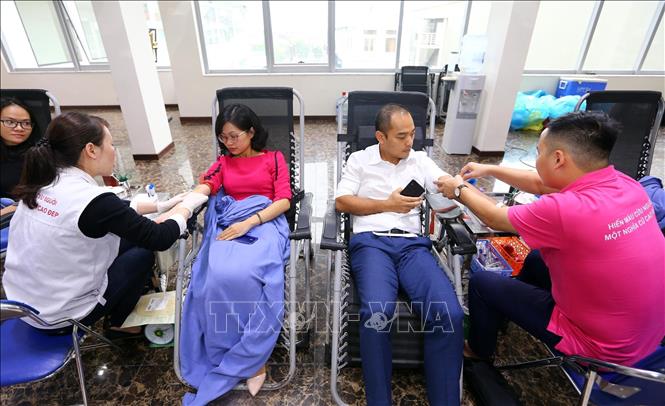 Trong ảnh: Cán bộ, nhân viên Ngân hàng thương mại cổ phần Đầu tư và Phát triển Việt Nam tham gia hiến máu. Ảnh: Danh Lam – TTXVN