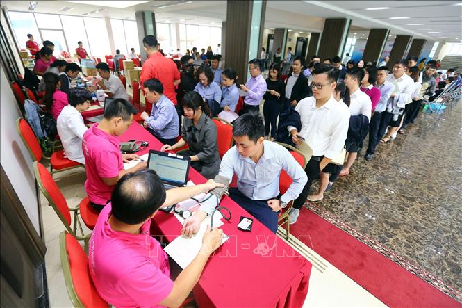 Trong ảnh: Cán bộ, nhân viên Ngân hàng thương mại cổ phần Đầu tư và Phát triển Việt Nam xếp hàng đăng ký tham gia hiến máu. Ảnh: Danh Lam – TTXVN