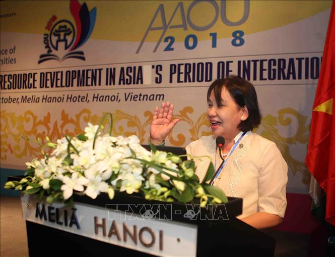 Trong ảnh: GS.TS. Melinda dP. Bandalaria, Hiệu trưởng trường Đại học Mở Philippines, Chủ tịch Hiệp hội các trường Đại học Mở châu Á (AAOU) phát biểu tại hội nghị. Ảnh: Thanh Tùng-TTXVN