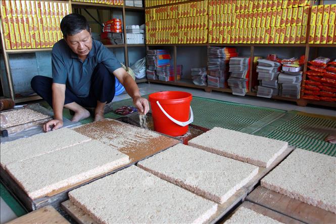Trong ảnh:Các nguyên liệu sau khi nấu chín được đổ vào khuôn để định hình. Ảnh: Thế Duyệt – TTXVN