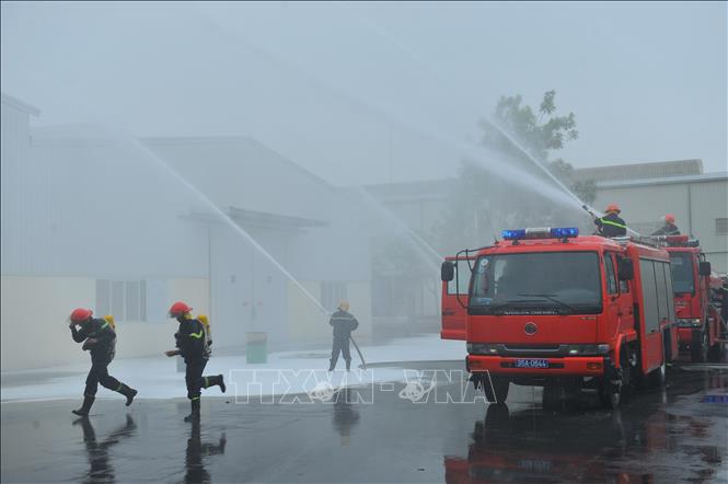 Trong ảnh: Diễn tập PCCC và CHCN tại Công ty cổ phần sản xuất ôtô HUYNDAI Thành Công. Ảnh: Minh Đức - TTXVN