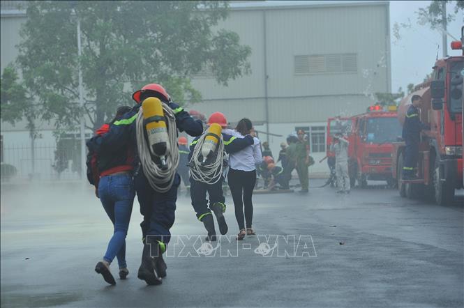 Trong ảnh: Diễn tập PCCC và CHCN tại Công ty cổ phần sản xuất ôtô HUYNDAI Thành Công. Ảnh: Minh Đức - TTXVN