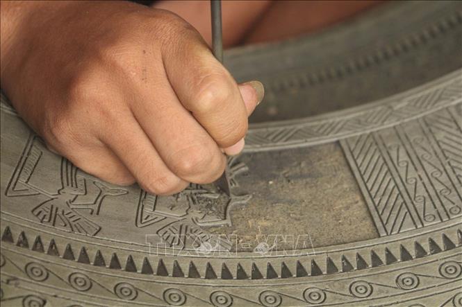 Trong ảnh: Công đoạn chạm, khắc đồ đồng. Ảnh: Khiếu Tư - TTXVN

