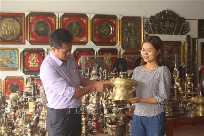 Trong ảnh: Sản phẩm đúc đồng truyền thống làng Chè Đông. Ảnh: Khiếu Tư - TTXVN