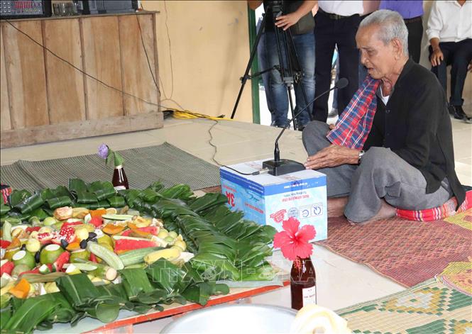 Trong ảnh: Thầy cúng làm lễ cầu cho mùa màng bội thu, cây lúa tốt tươi; đồng thời bày tỏ lòng biết ơn ông bà, tổ tiên, thần linh đã phù hộ cho con cháu làm ăn thuận lợi, có sức khỏe. Ảnh: Nguyễn Cường – TTXVN.