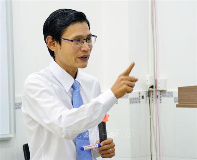 Trong ảnh: Tiến sĩ Huỳnh Thanh Điền, Giảng viên trường Đại học Nguyễn Tất Thành nhận định, qua 3 năm thực hiện kế hoạch cơ cấu lại nền kinh tế, kinh tế Việt Nam đã đạt được những kết quả nhất định, nền kinh tế Việt Nam đang hội nhập sâu rộng. Ảnh: TTXVN phát