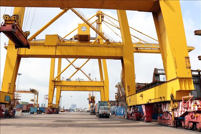Trong ảnh: Cơ sở hạ tầng cảng biển góp phần cho việc phát triển dịch vụ Logistics của Thành phố Hồ Chí Minh. Ảnh: Xuân Khu-TTXVN