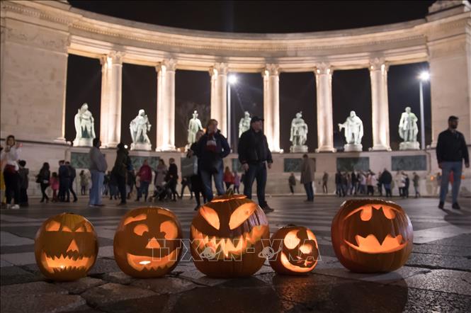 Trong ảnh: Trưng bày các tác phẩm điêu khắc tại Lễ hội bí ngô Halloween ở Budapest, Hungary ngày 27/10/2018 nhằm chào đón lễ hội Halloween. Ảnh: THX/ TTXVN