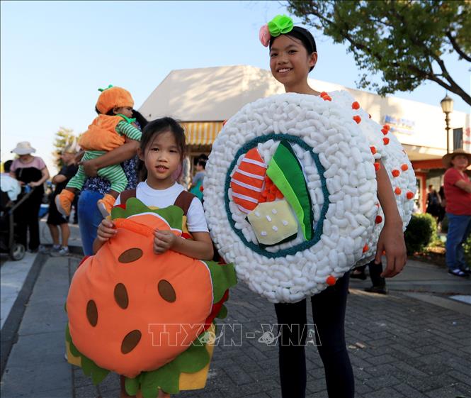 Trong ảnh: Trẻ em trong trang phục hóa trang độc đáo tham gia lễ diễu hành Halloween tại Los Angeles, Mỹ ngày 27/10/2018. Ảnh: THX/ TTXVN