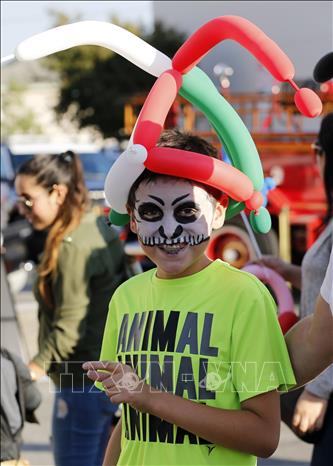 Trong ảnh: Trẻ em trong trang phục hóa trang đặc sắc tham gia lễ diễu hành Halloween tại Los Angeles, Mỹ ngày 27/10/2018. Ảnh: THX/ TTXVN