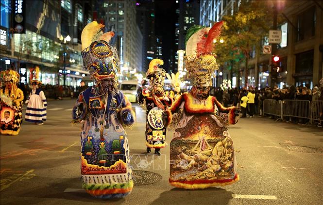 Trong ảnh: Người dân trong trang phục hóa trang độc đáo tham gia lễ diễu hành Halloween tại Chicago, Mỹ. Ảnh: THX/ TTXVN