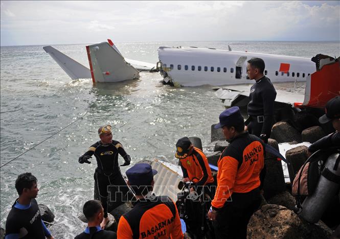 Trong ảnh: Lực lượng cứu hộ làm nhiệm vụ tại hiện trường một vụ rơi máy bay Boeing 737 của Hãng hàng không Lion Air ở gần Denpasar, Indonesia ngày 14/5/2013. AFP/ TTXVN