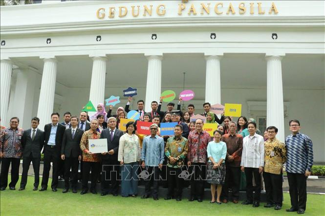 Trong ảnh: Các đại biểu và thanh niên tham gia Trại giao lưu Thanh niên ASEAN 2018 chụp ảnh lưu niệm. Ảnh: Đỗ Quyên - PV TTXVN tại Indonesia