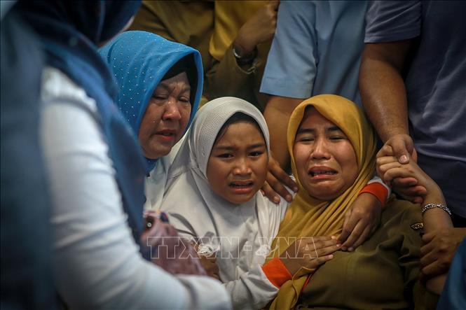 Trong ảnh: Thân nhân của hành khách trên máy bay gặp nạn JT 610 thuộc Hãng hàng không Lion Air, chờ đợi thông tin tại sân bay Pangkal Pinang, Indonesia ngày 29/10/2018. Ảnh: AFP/ TTXVN