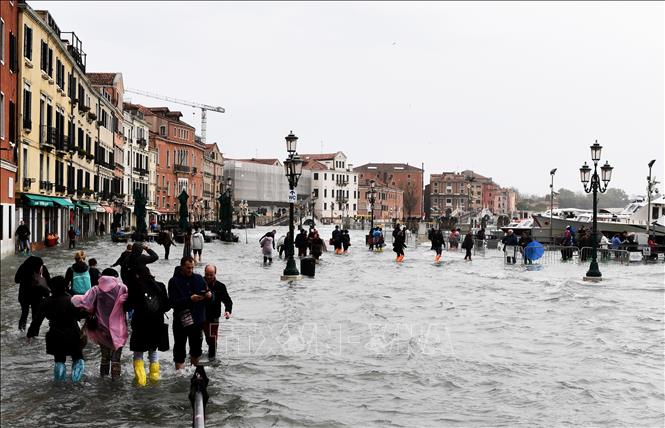 Trong ảnh: Cảnh ngập lụt trên đường phố ở Venice, Italy ngày 29/10/2018. Ảnh: AFP/ TTXVN