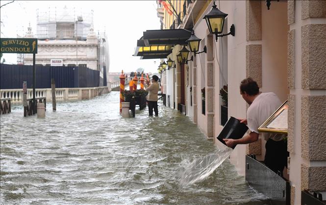 Trong ảnh: Cảnh ngập lụt trên đường phố ở Venice, Italy ngày 29/10/2018. Ảnh: AFP/ TTXVN