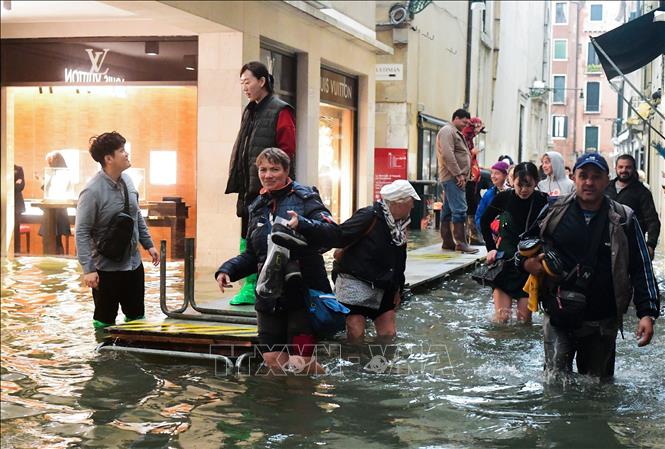 Trong ảnh: Cảnh ngập lụt trên đường phố ở Venice, Italy ngày 29/10/2018. Ảnh: AFP/ TTXVN