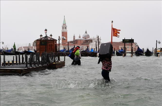 Trong ảnh: Cảnh ngập lụt trên đường phố ở Venice, Italy ngày 29/10/2018. Ảnh: AFP/ TTXVN