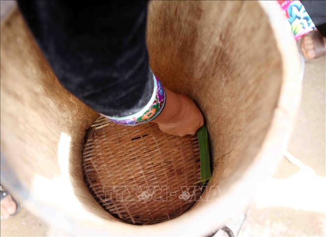 Photo: The cooking pot for the sticky rice is separated  with a weaved bamboo plate so the rice is cooked by steam and not submerged in water. VNA Photo: Quý Trung