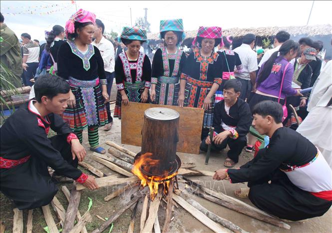 Photo: Participants keep the flame burning constantly to make sure the glutinous rice is evenly cooked. VNA Photo: Quý Trung